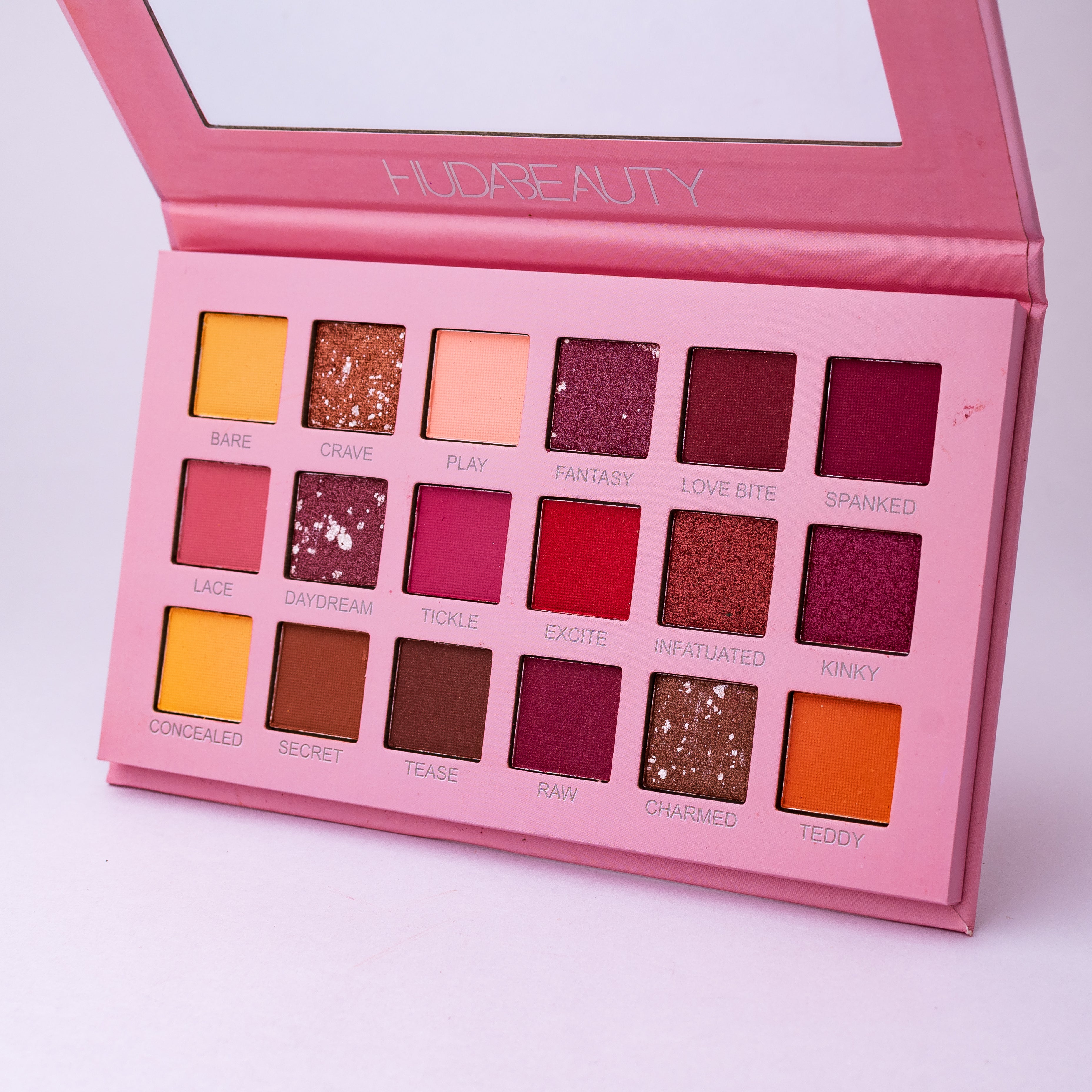 Paleta de Sombra Nude Huda Beauty  Nude 19,7g