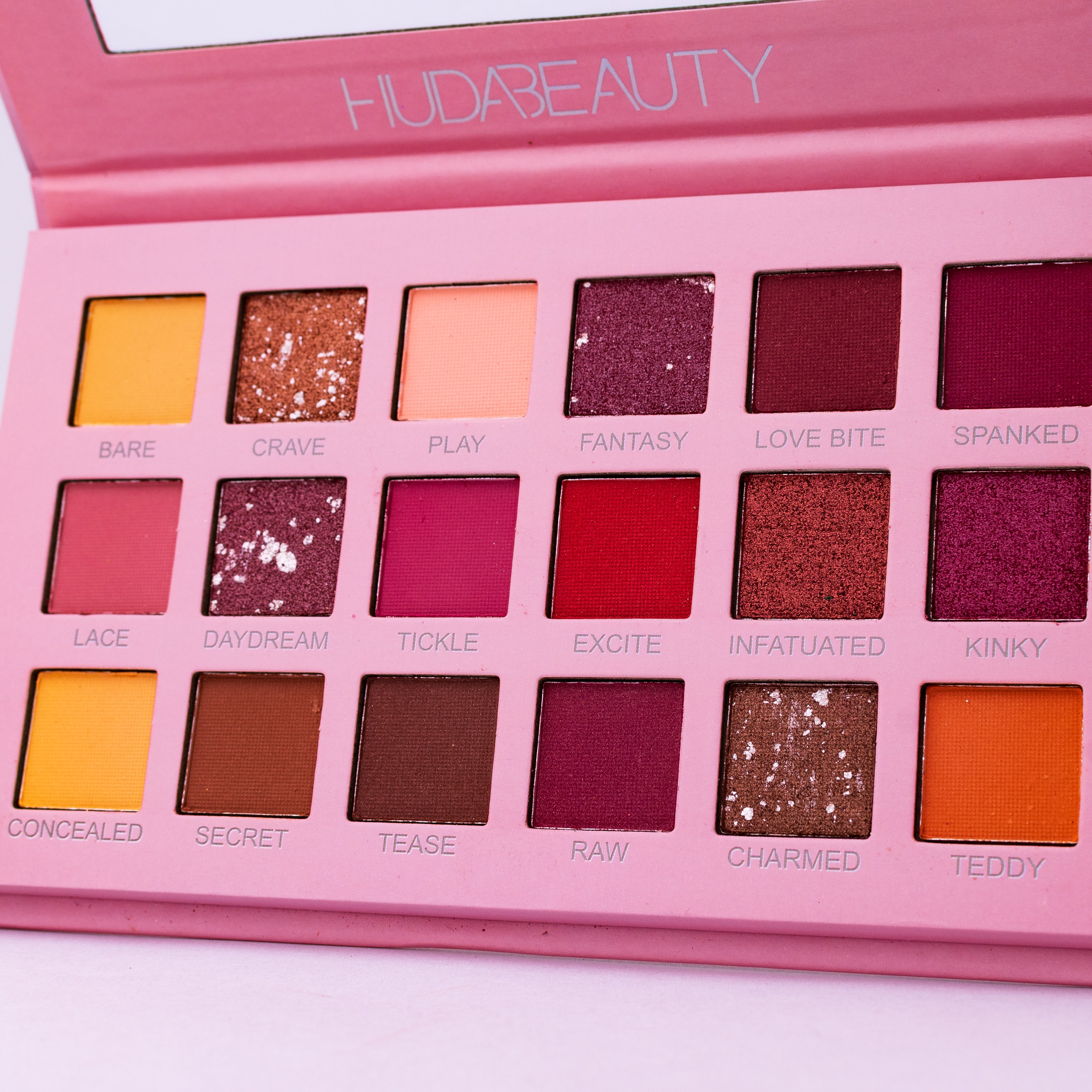 Paleta de Sombra Nude Huda Beauty  Nude 19,7g